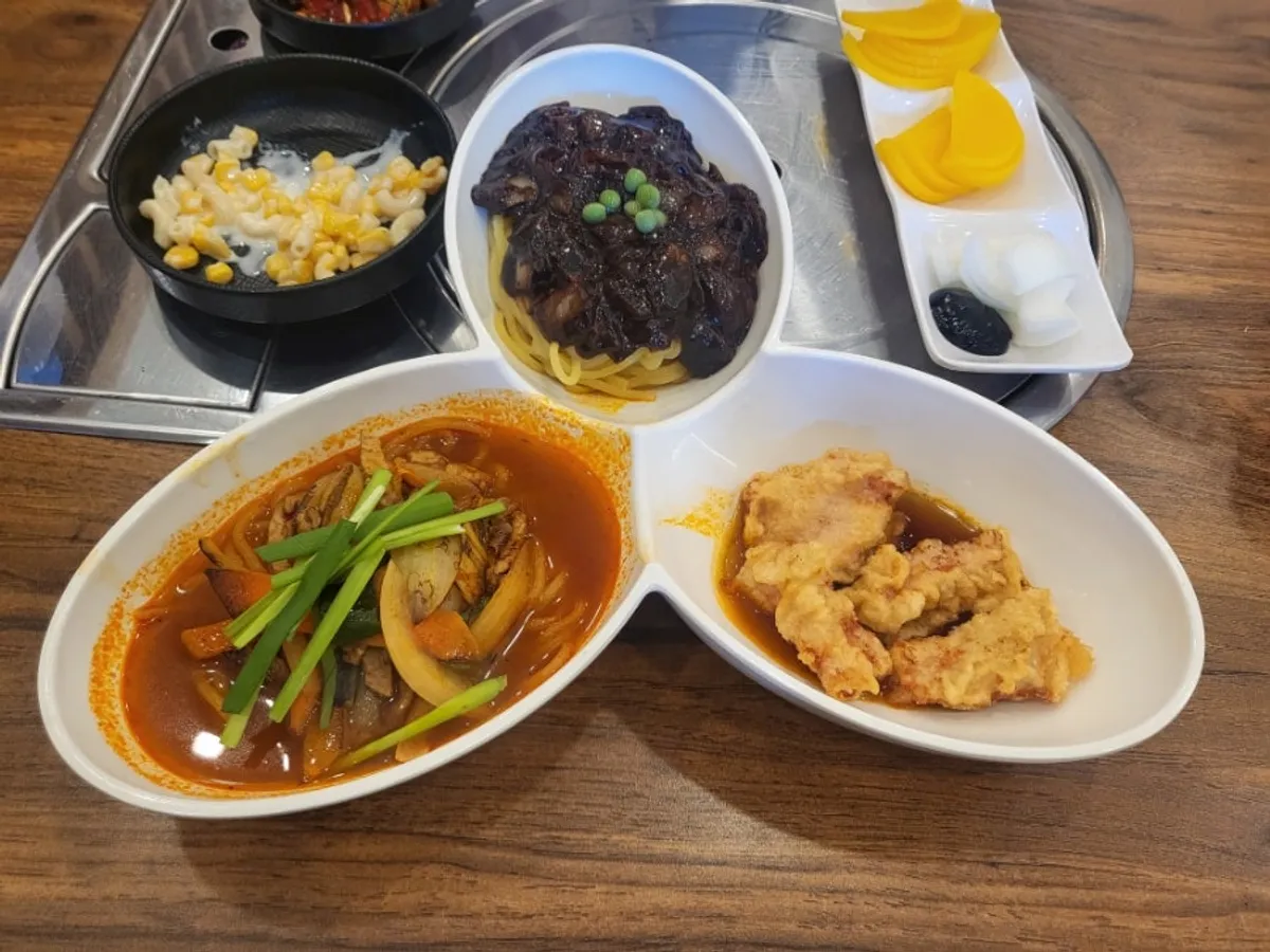 메이웨이 식사와 요리 메뉴가 함께 놓인 상차림
