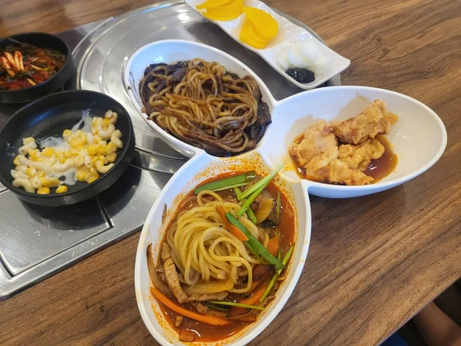 중식 메뉴가 하나씩 차려지는 메이웨이 테이블