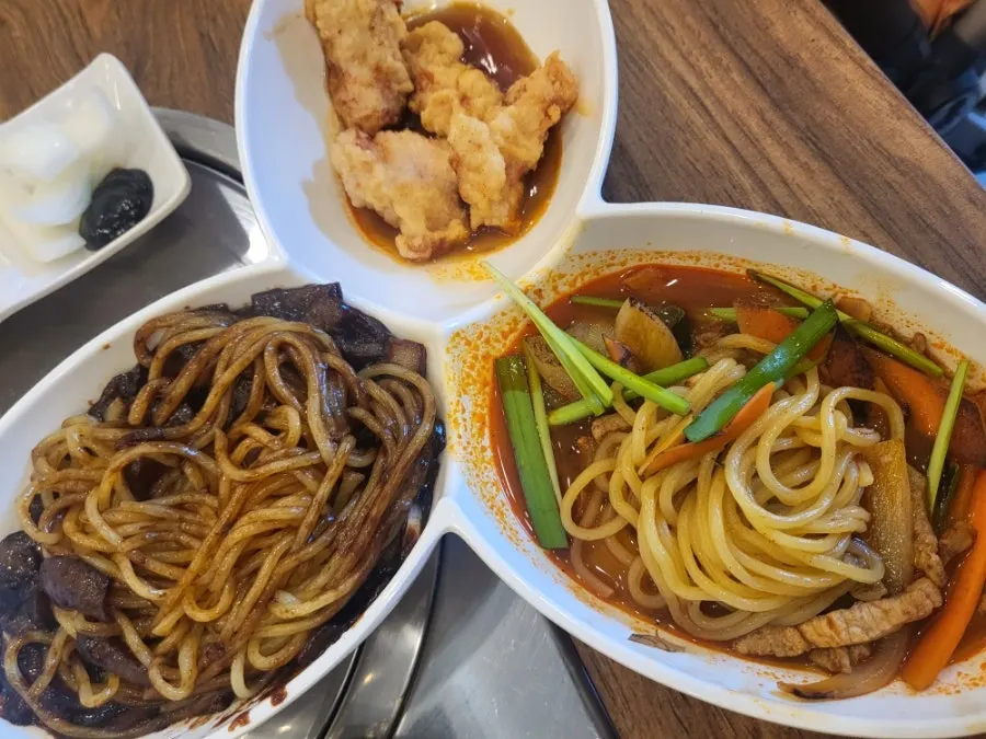 면과 요리, 만두가 함께 놓인 푸짐한 중식 구성