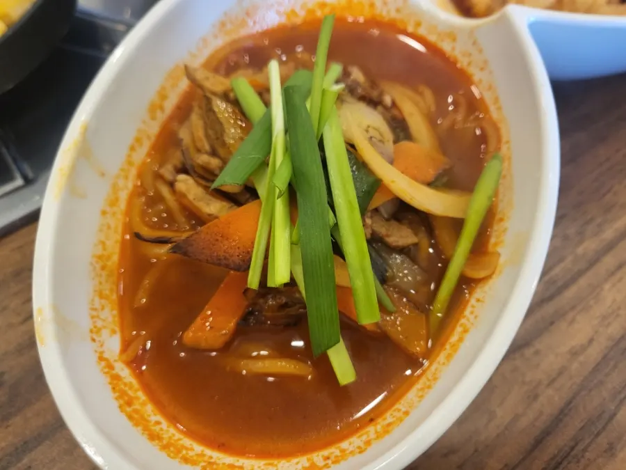 짜장소스를 비빈 짜장면 한 그릇