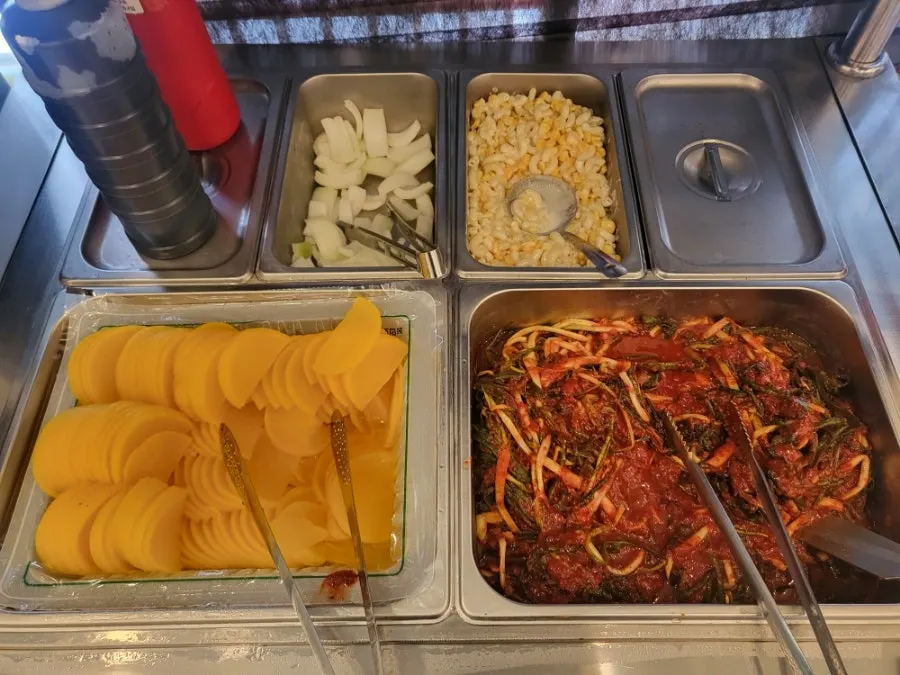 볶음밥과 함께 놓인 반찬