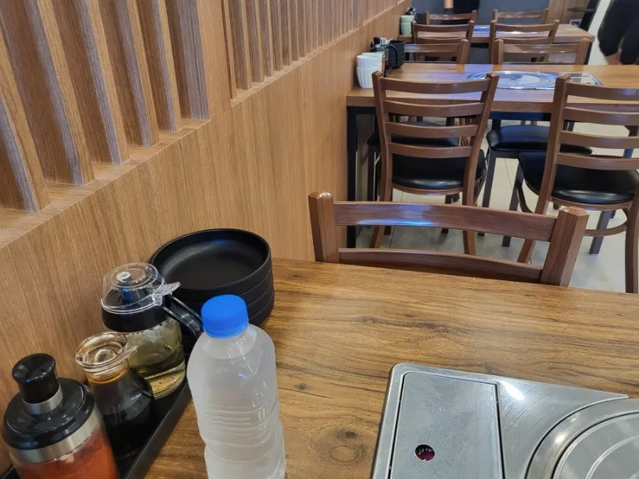 중식 메뉴를 나눠 먹는 식사 장면