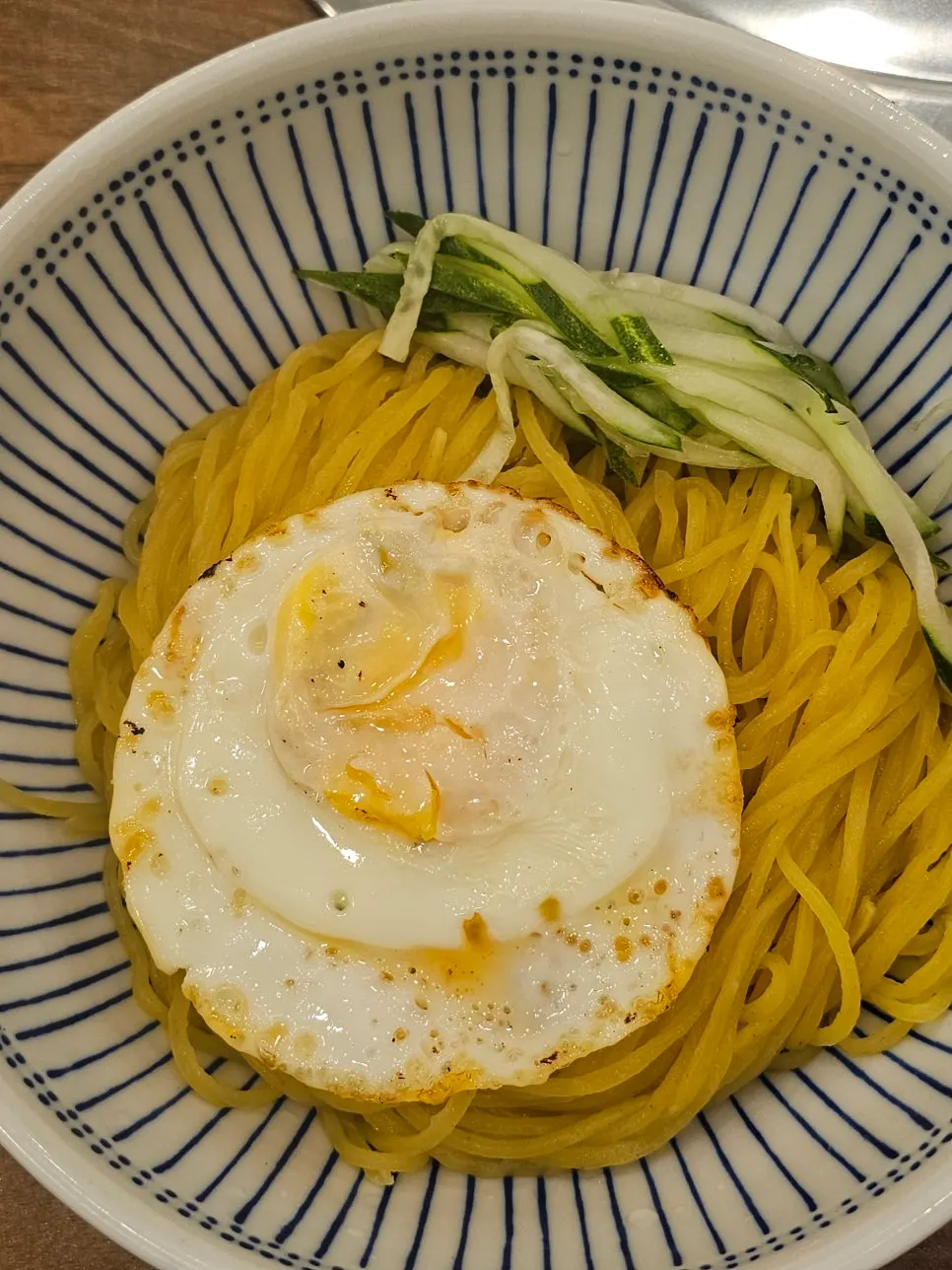 입구 쪽 셀프바에서 가져온 파김치