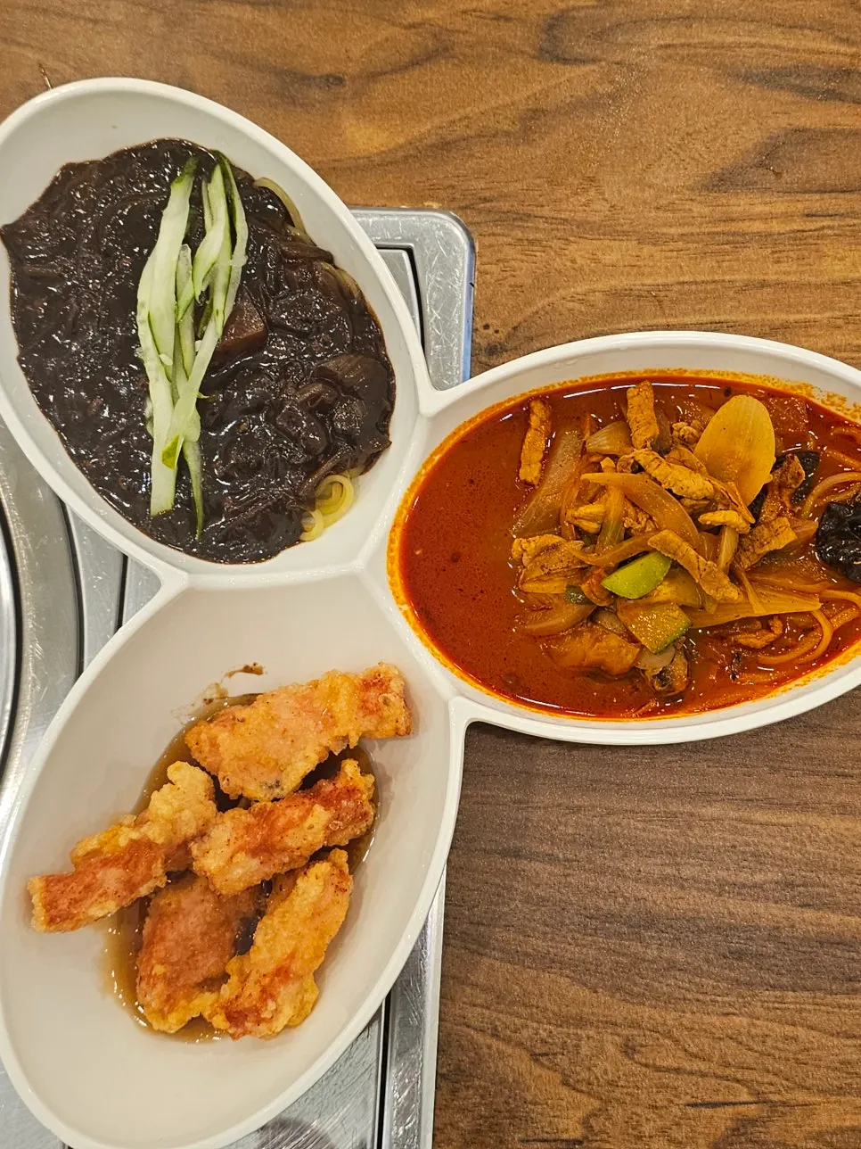 잘 비벼진 간짜장과 파김치