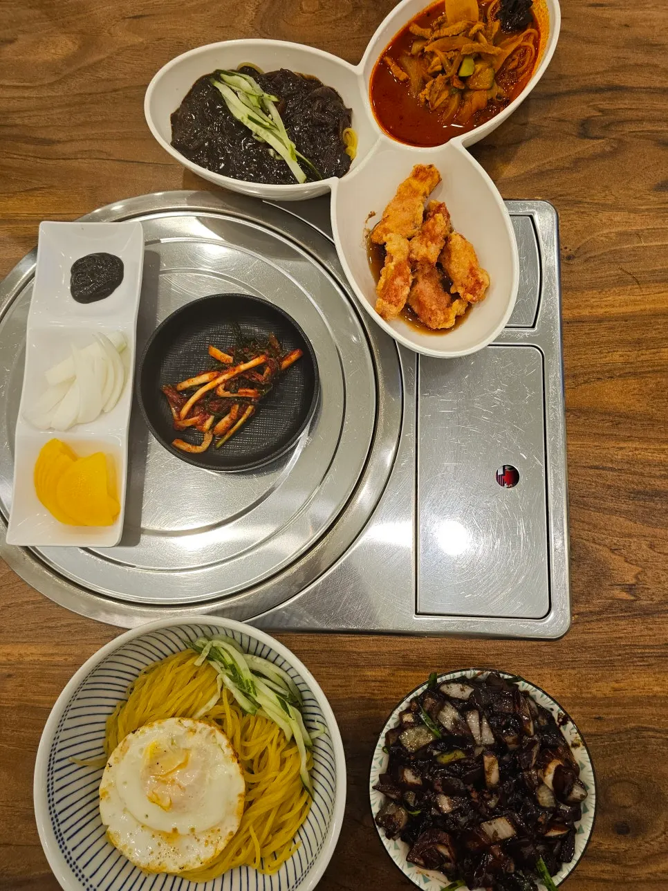 짜장 짬뽕 탕수육으로 구성된 1인 정식