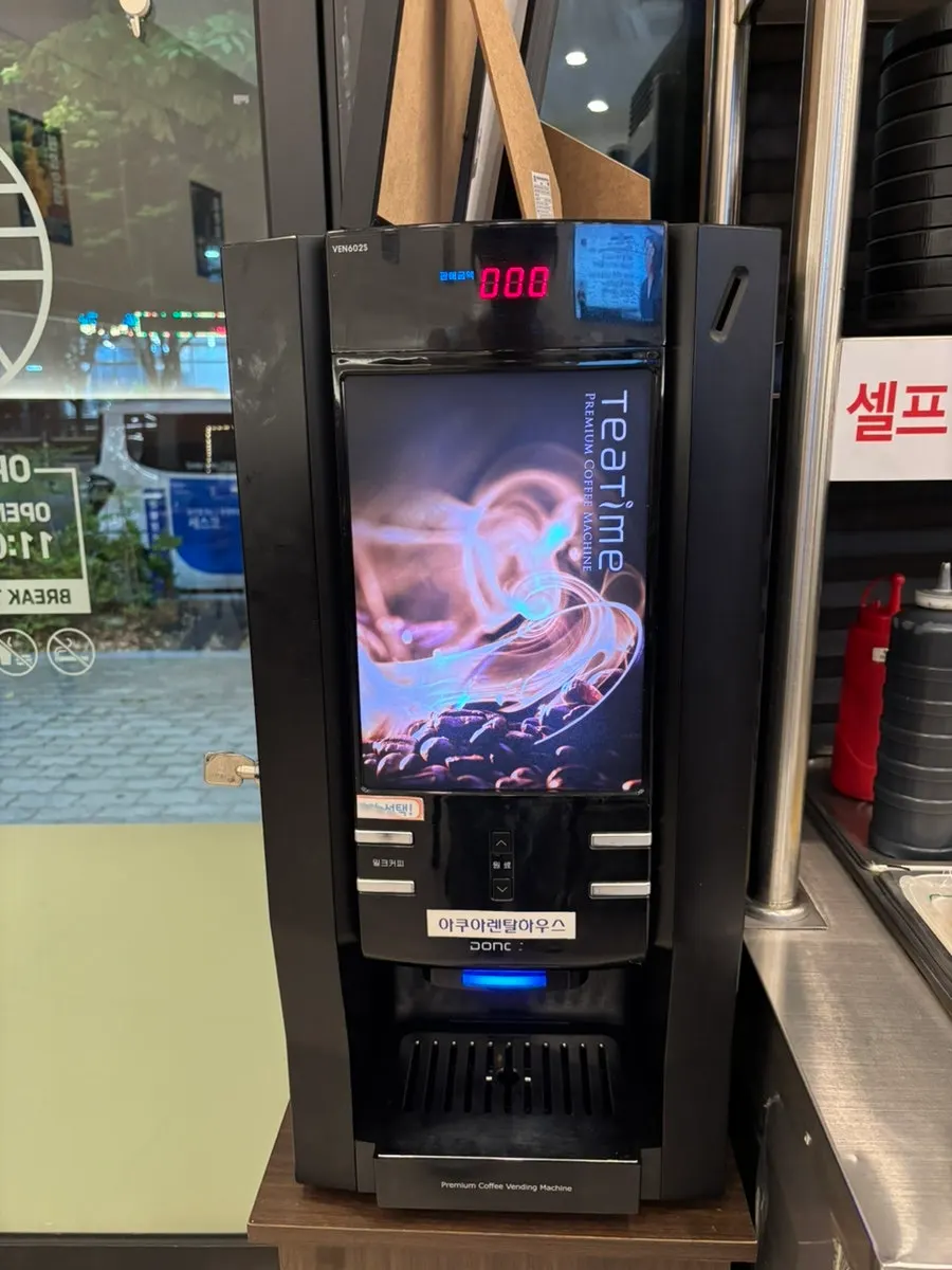 셀프코너 커피머신과 일회용 앞치마