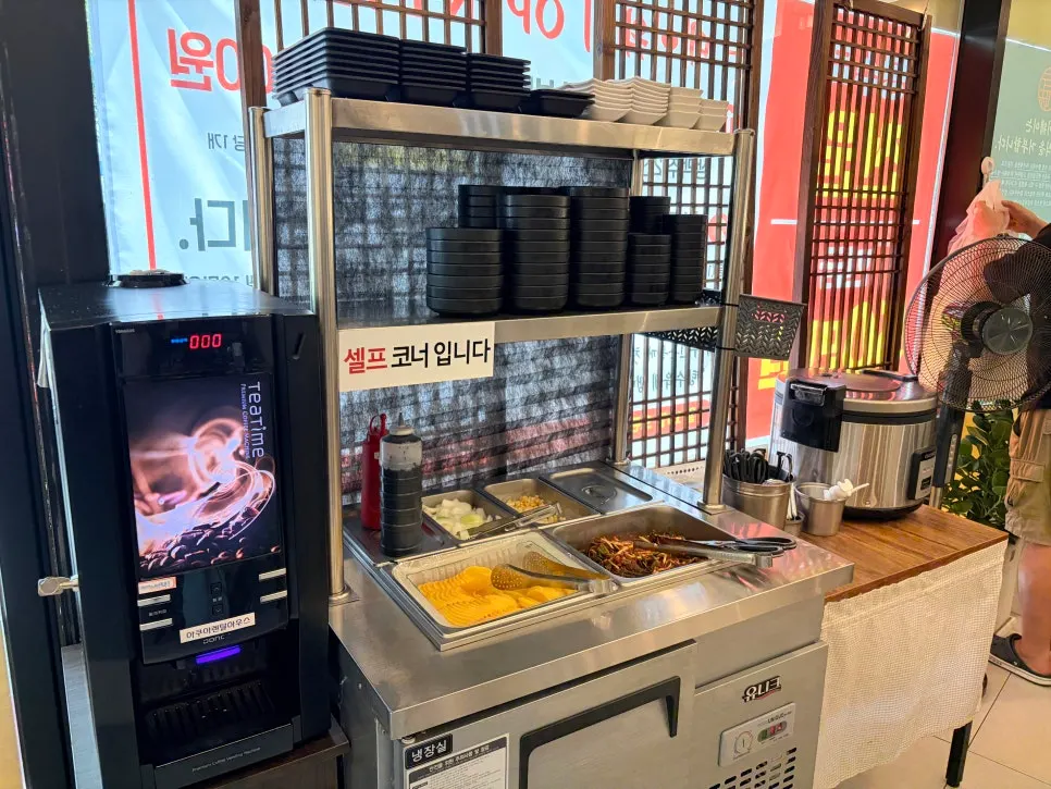 입구쪽 셀프코너와 커피기계