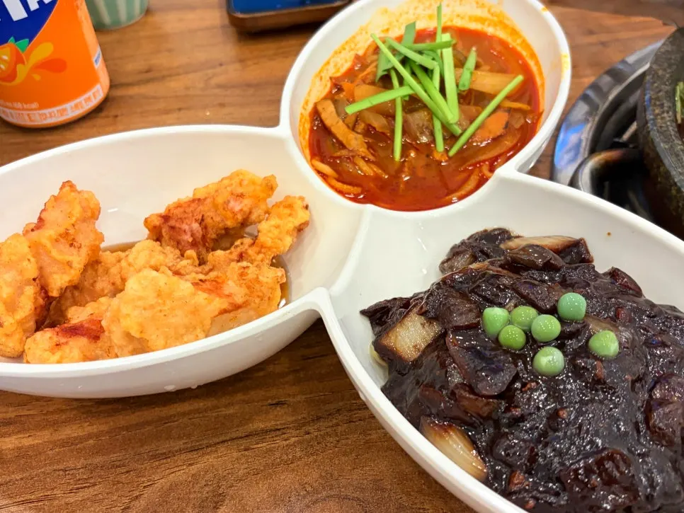 짜장과 짬뽕, 탕수육이 함께 나온 1인정식 상차림