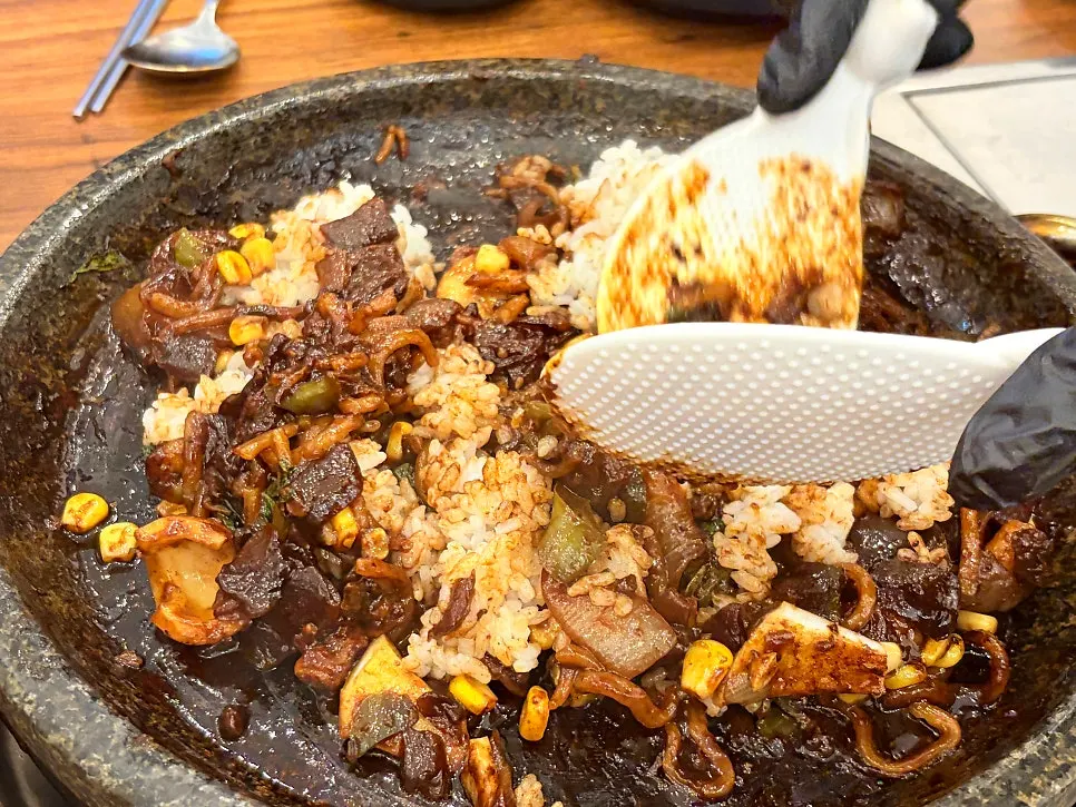 돌판에 올린 공기밥