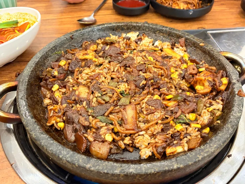 볶아 완성된 돌판 짜장밥