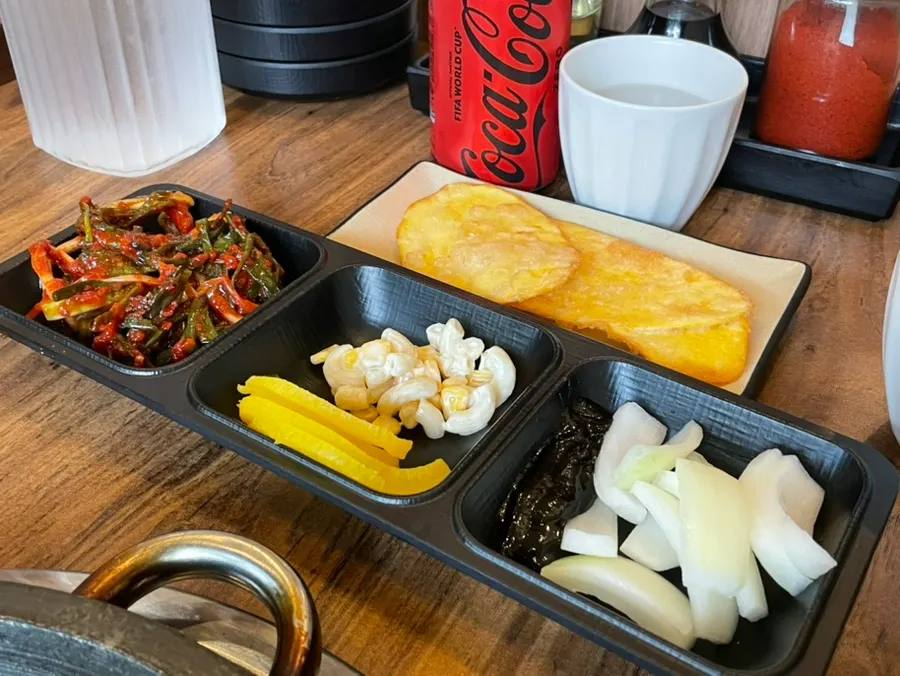 셀프바에서 담아온 단무지와 파김치 접시