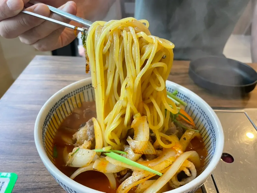 김이 올라오는 차돌짬뽕 한 그릇