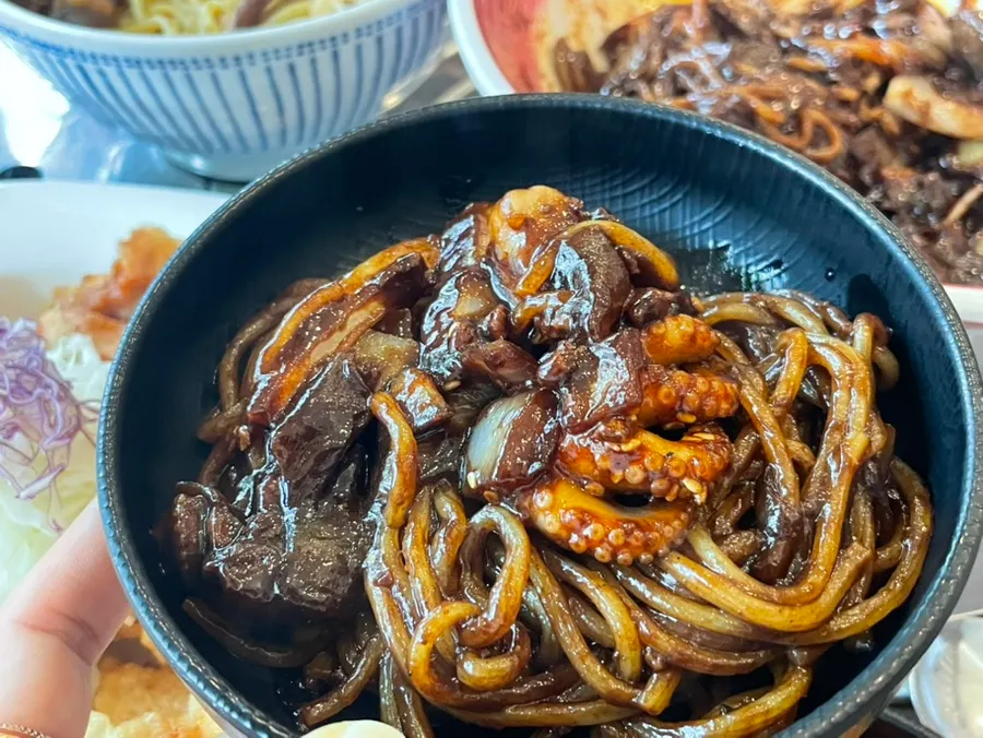 앞접시에 나눠 담은 쭈꾸미왕짜장