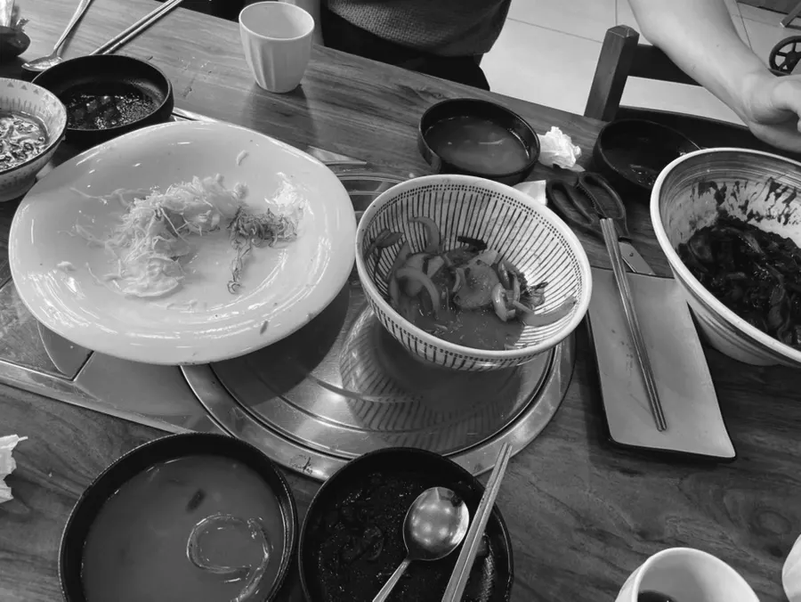 싹 비운 그릇들이 놓인 식사 마무리