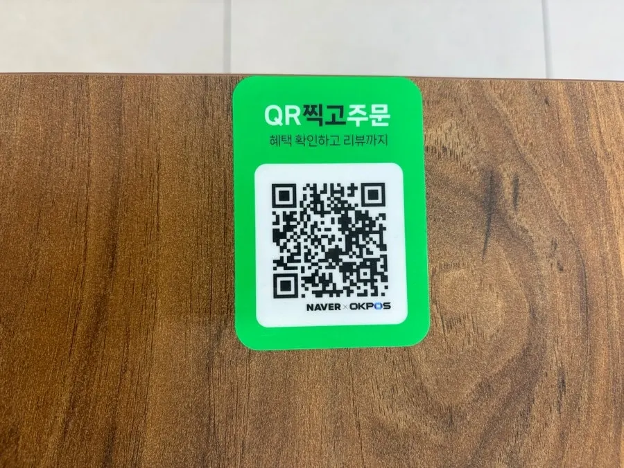 넉넉한 좌석의 메이웨이 홀 테이블