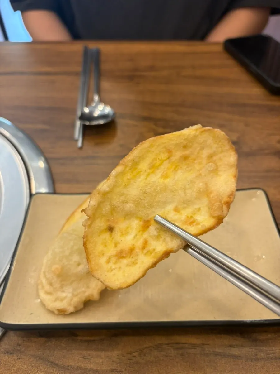 셀프바에서 가져온 단무지와 파김치 접시