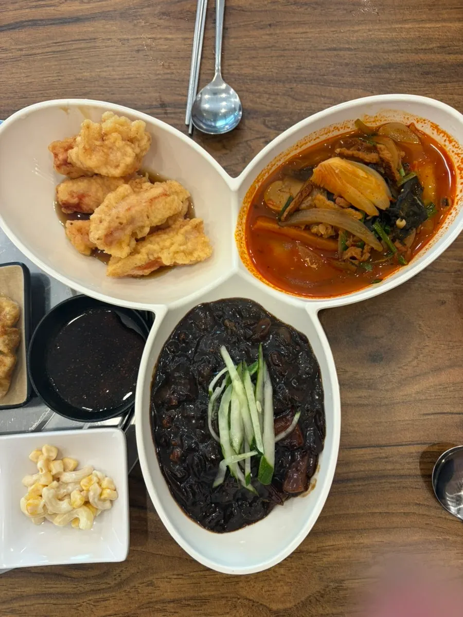 꽃잎 모양 그릇에 담긴 1인세트 상차림