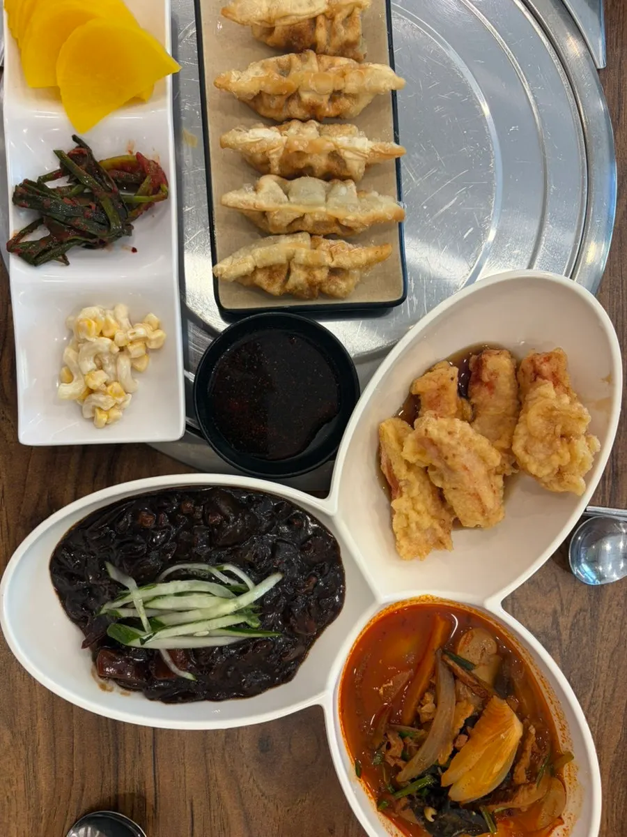 추가로 주문한 군만두 접시