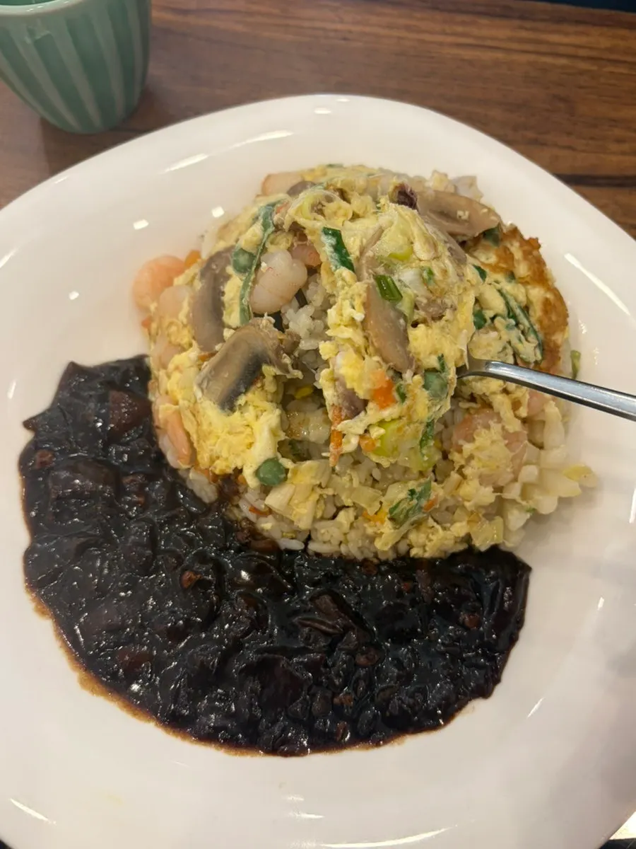 1인세트 그릇에 담긴 반찬과 요리