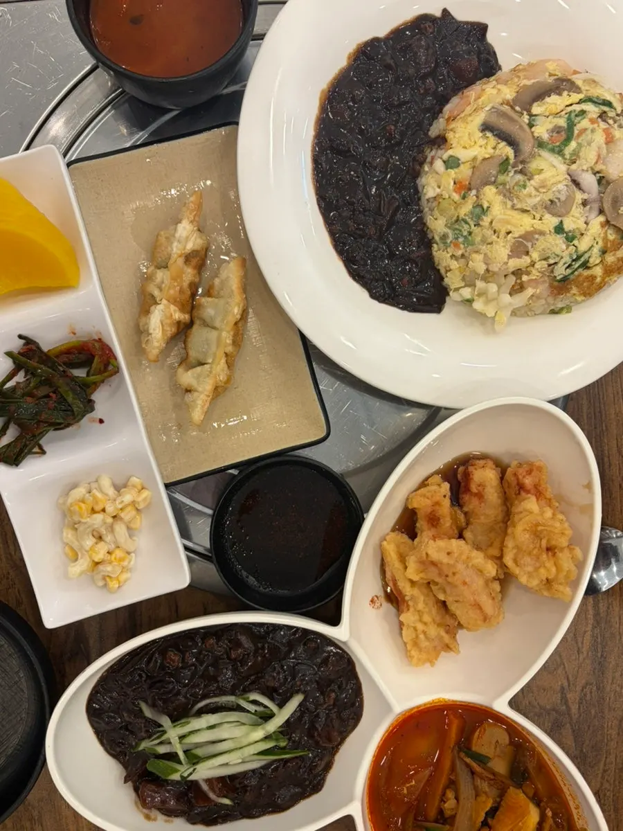 재료가 가득한 삼선볶음밥