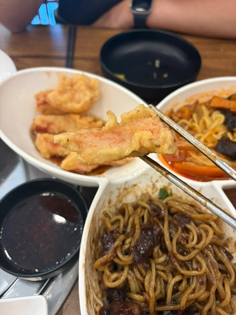 비벼놓은 짜장면과 볶음밥 한상