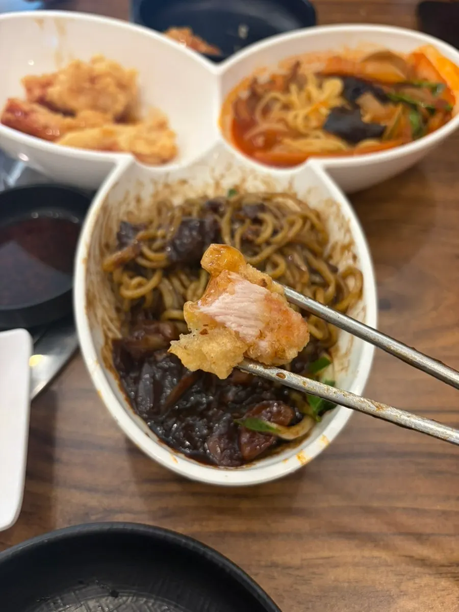 면이 한가득 들어찬 1인세트 짜장면
