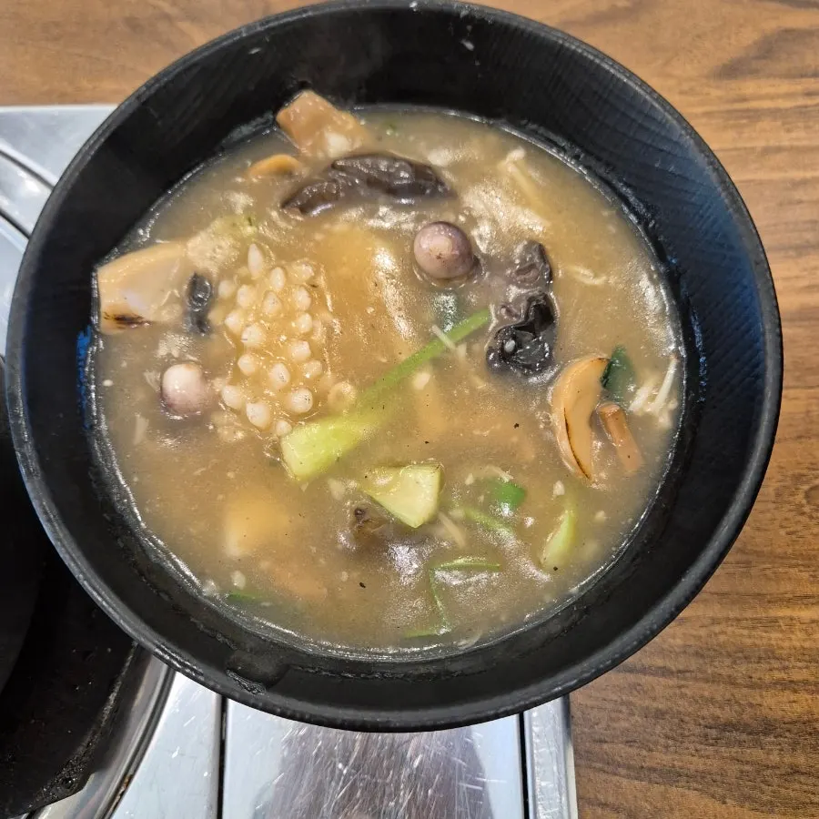 누룽지에 해물소스를 붓는 모습