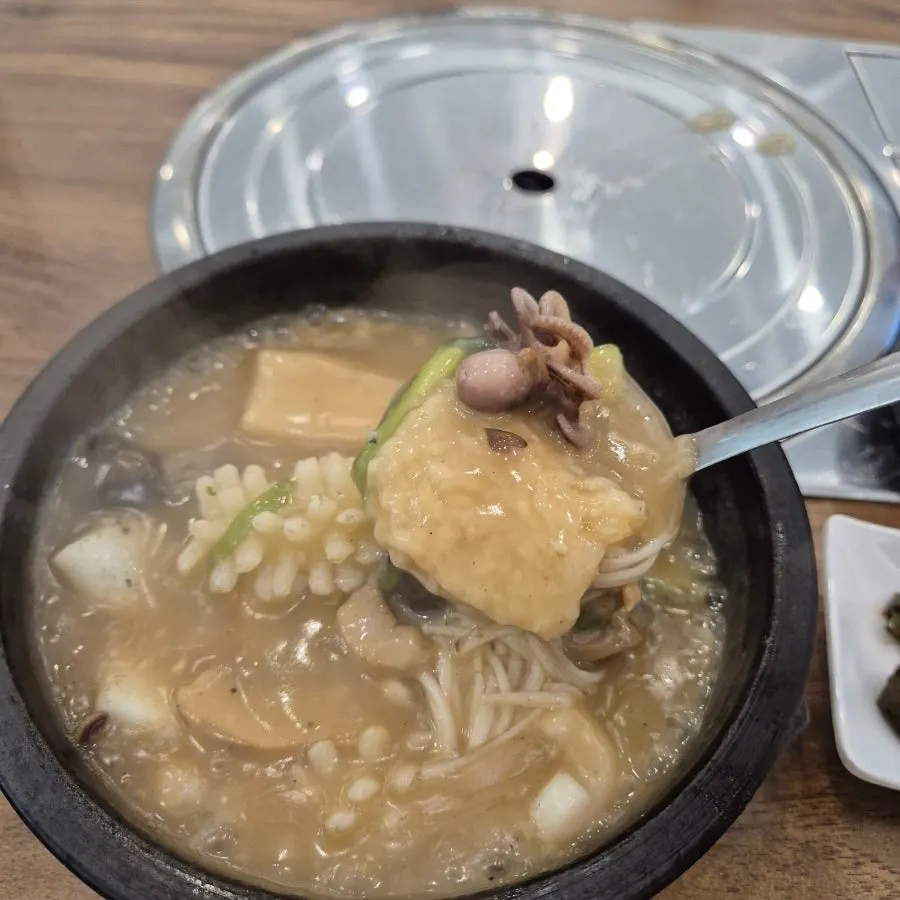 소스를 머금은 해물누룽지탕 한 숟가락