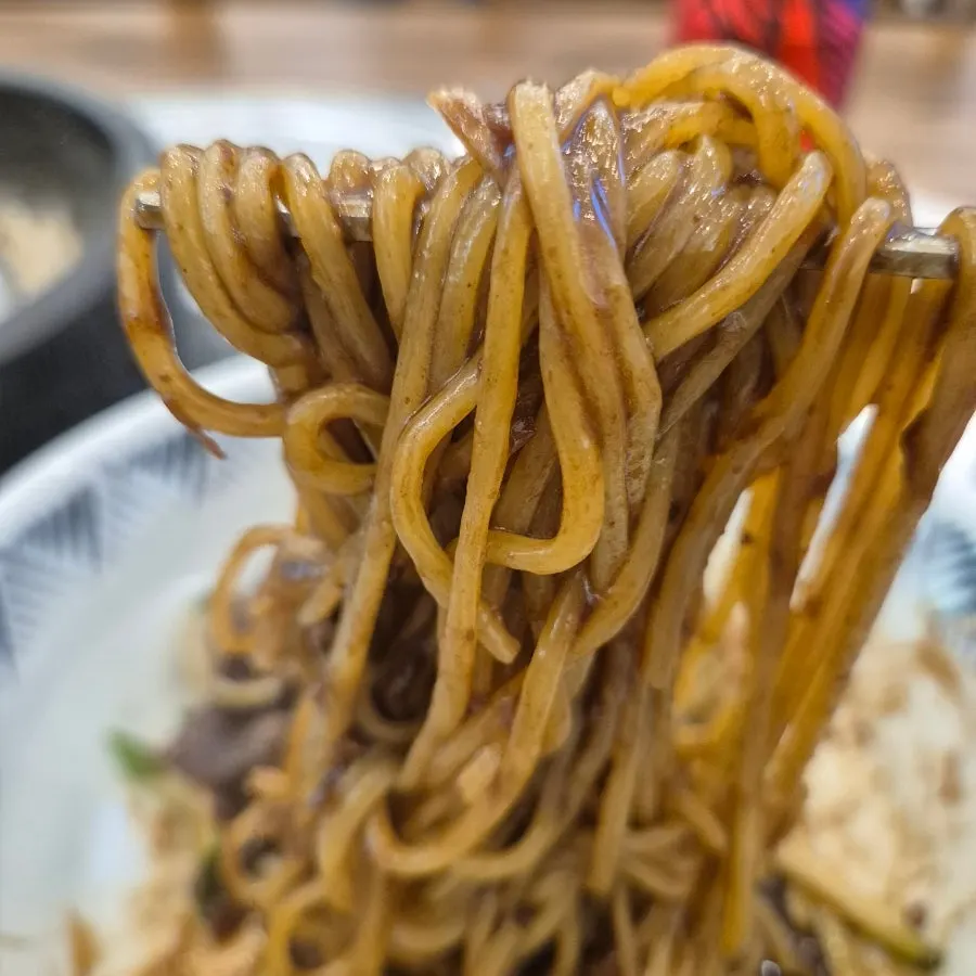 직접 볶은 춘장으로 비빈 짜장면