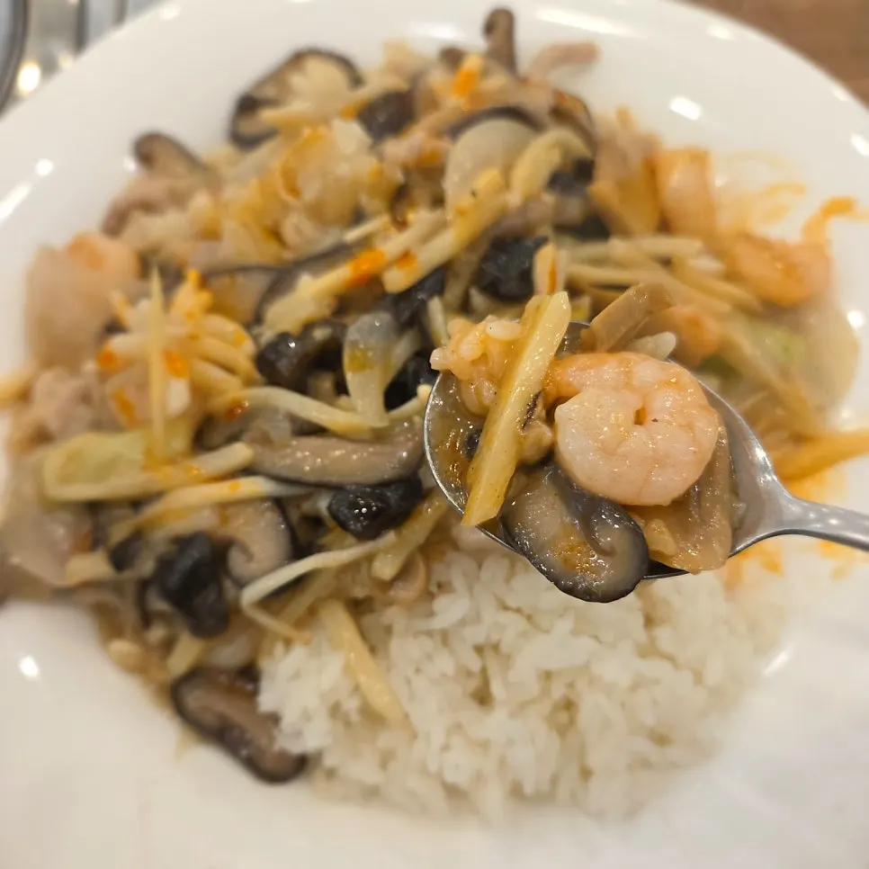 Tangsuyuk dipped in sauce