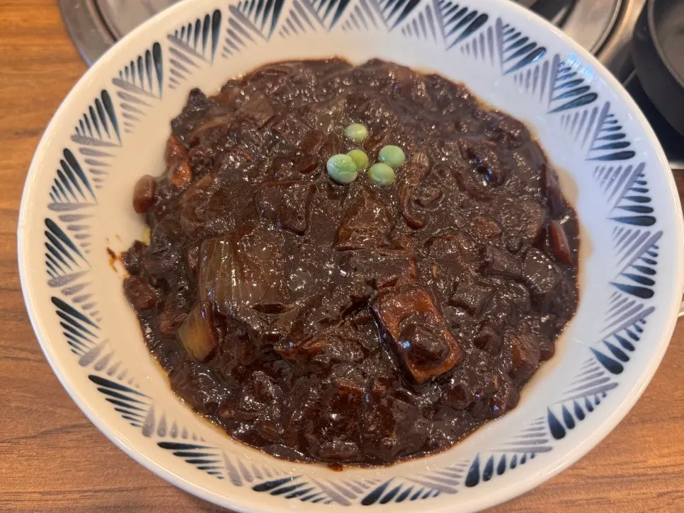Jjajang mixed and ready to eat