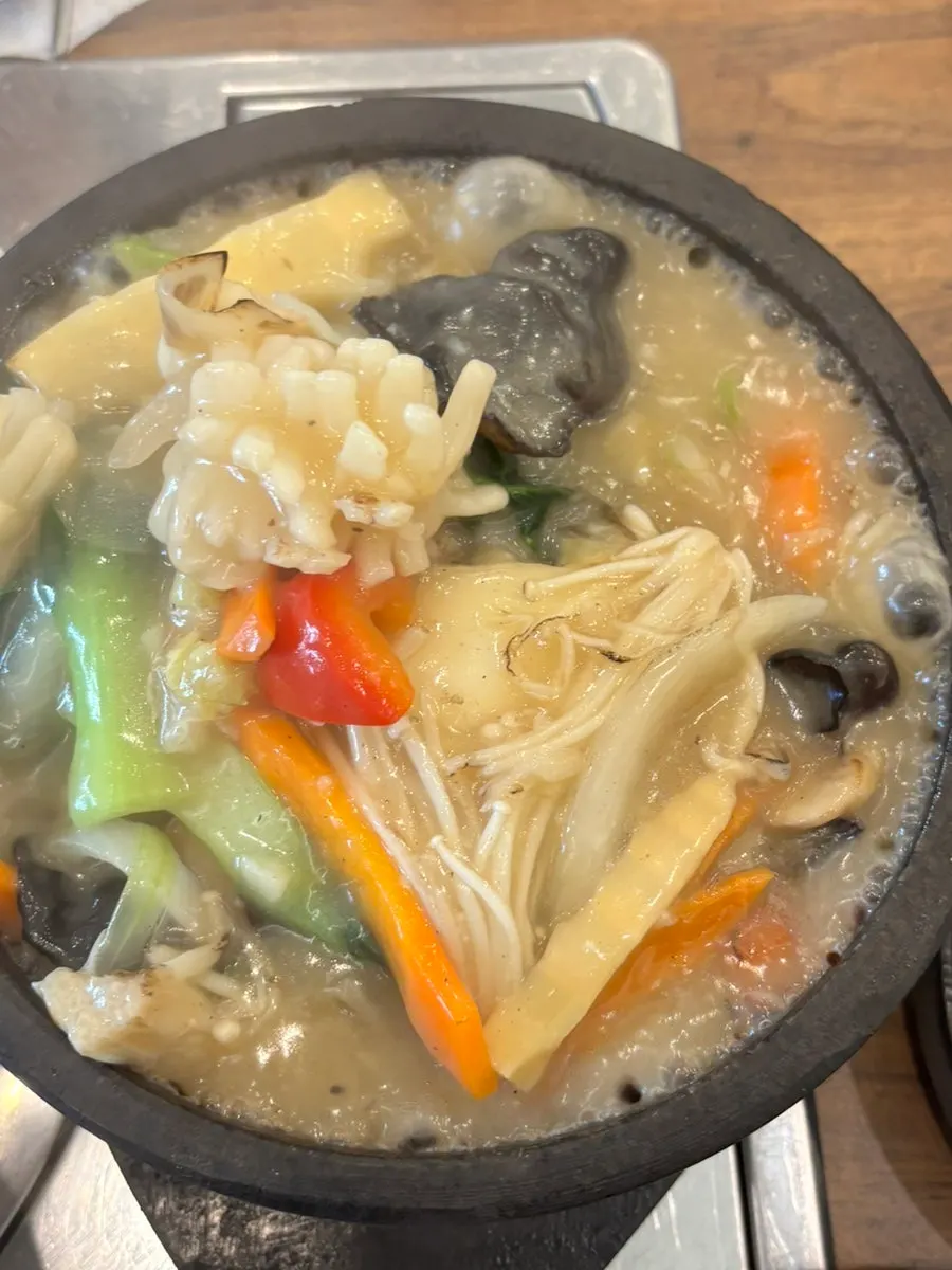 누룽지탕을 떠먹는 모습