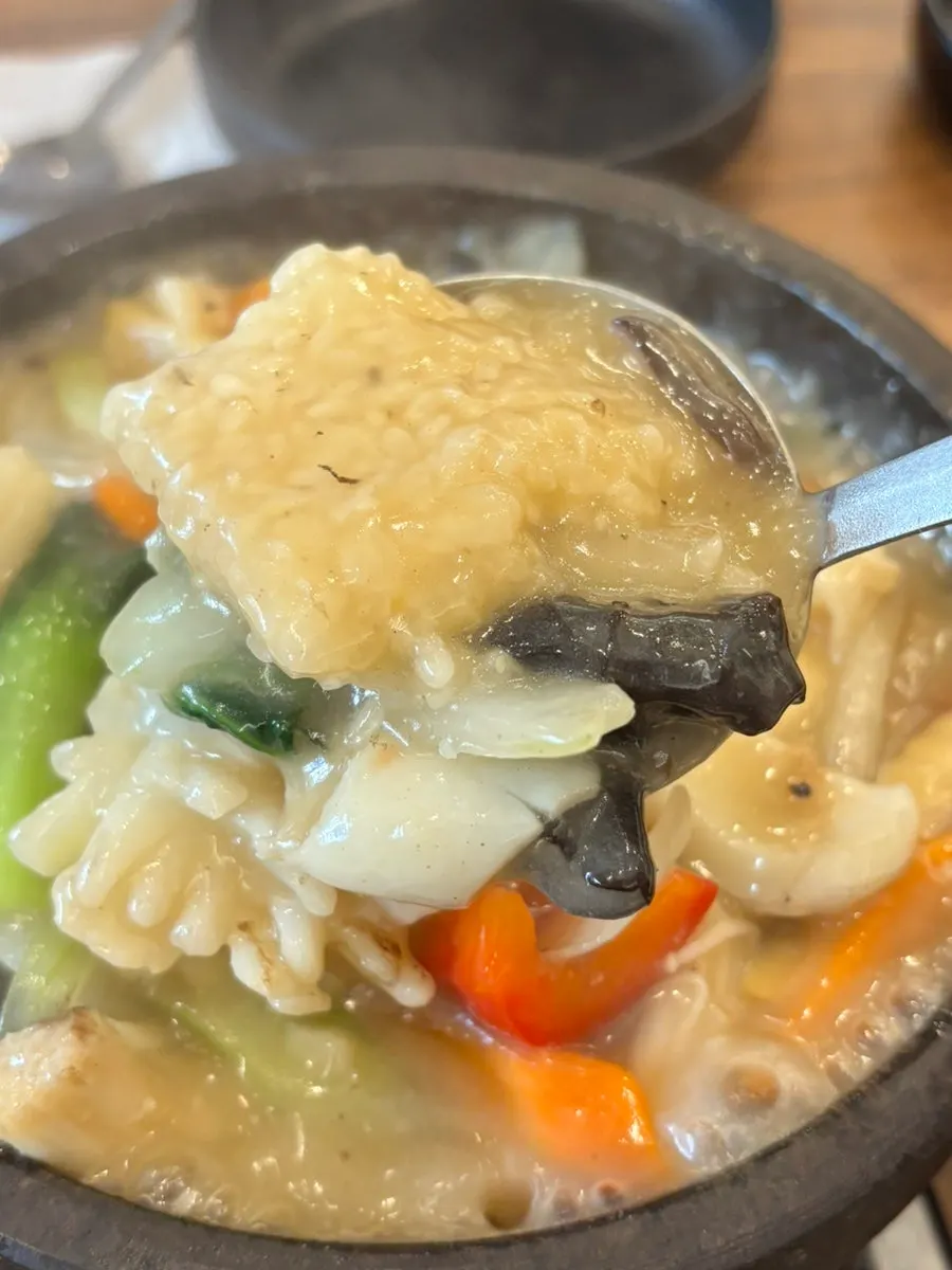 메이웨이 테이블에 차려진 중식 요리들