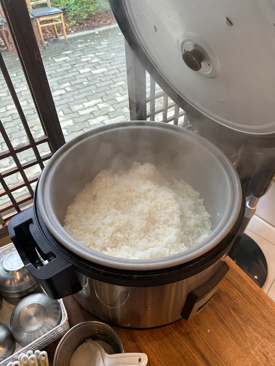 셀프바에 놓인 무한리필 흰밥