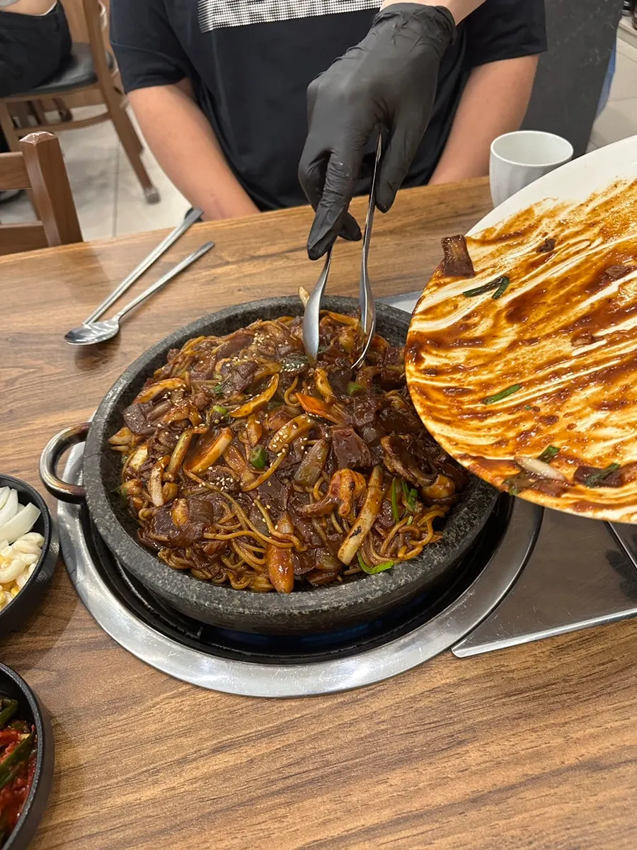 테이블에 세팅된 뜨거운 돌판