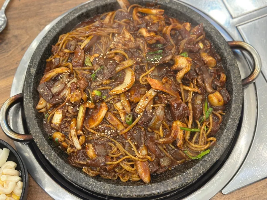 돌판 위에 부어진 쭈꾸미 돌짜장