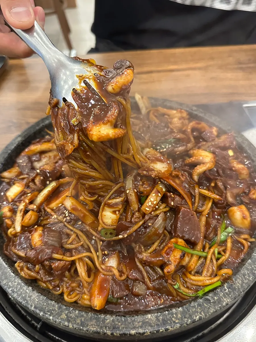 돌판에서 김이 오르는 쭈꾸미 돌짜장