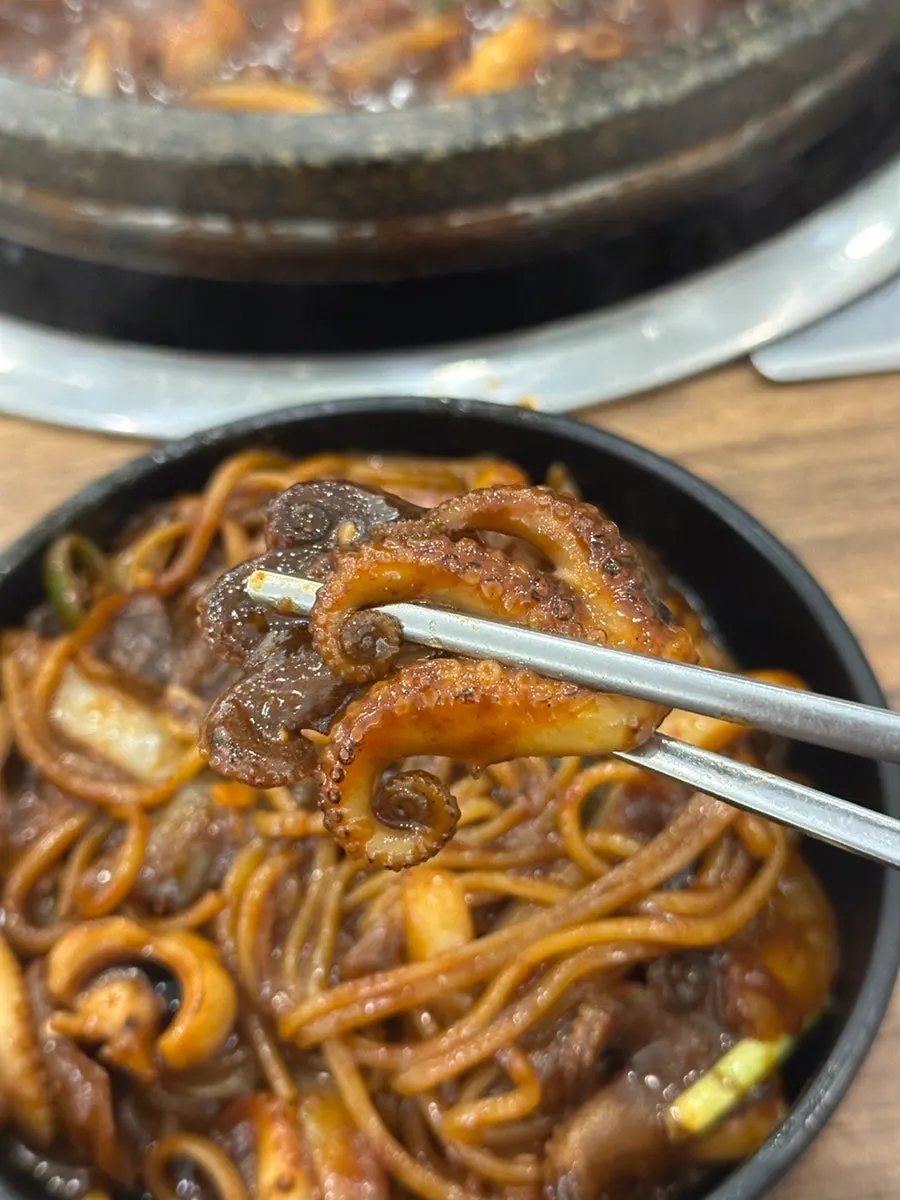 짜장소스를 묻힌 쭈꾸미 한 점