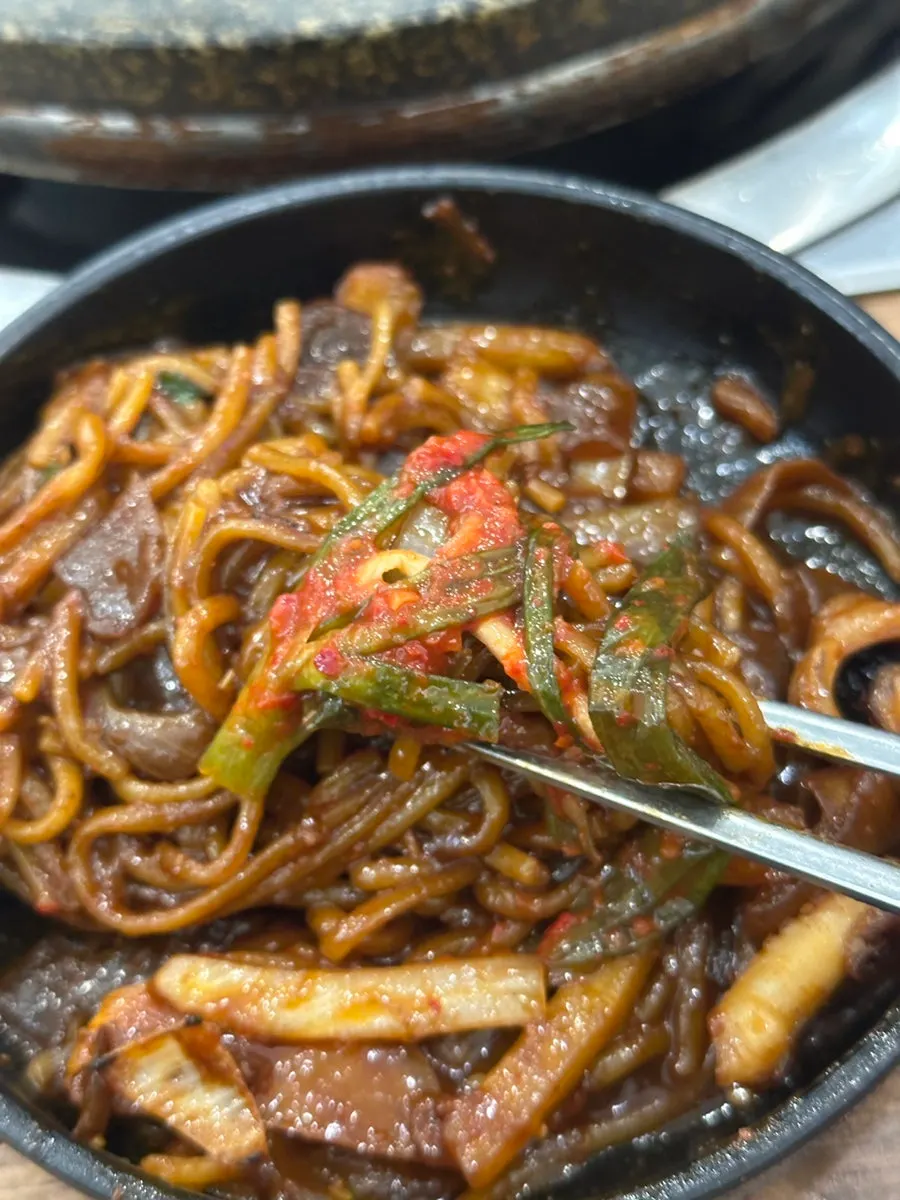 돌짜장 면과 쭈꾸미를 비빈 모습