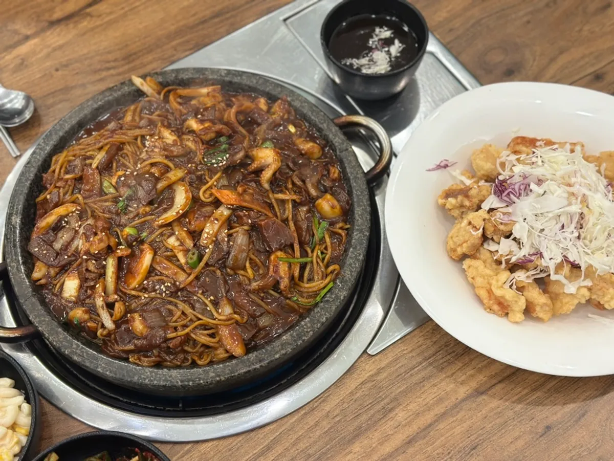쭈꾸미 돌짜장과 탕수육이 놓인 상차림