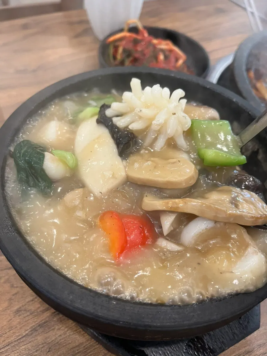 Scorched-rice soup with the seafood sauce poured on
