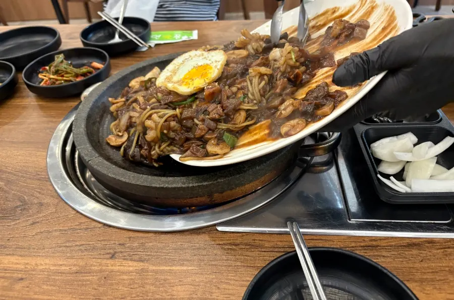 Hot stone plate set up after ordering the stone jjajang