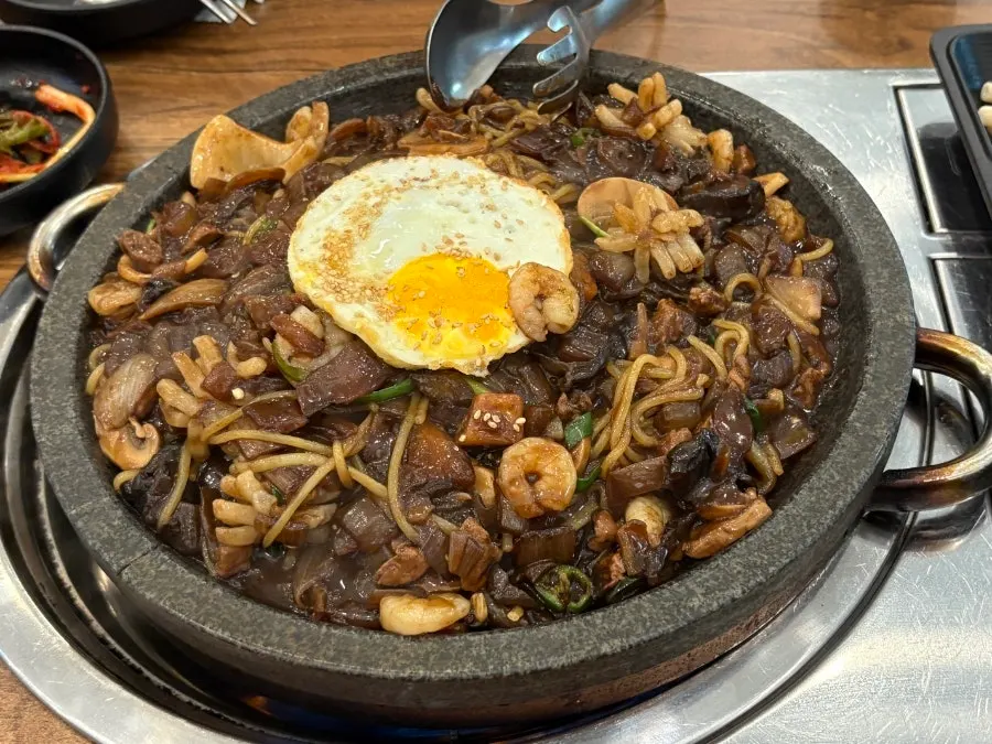Noodles lifted up together with the fried egg
