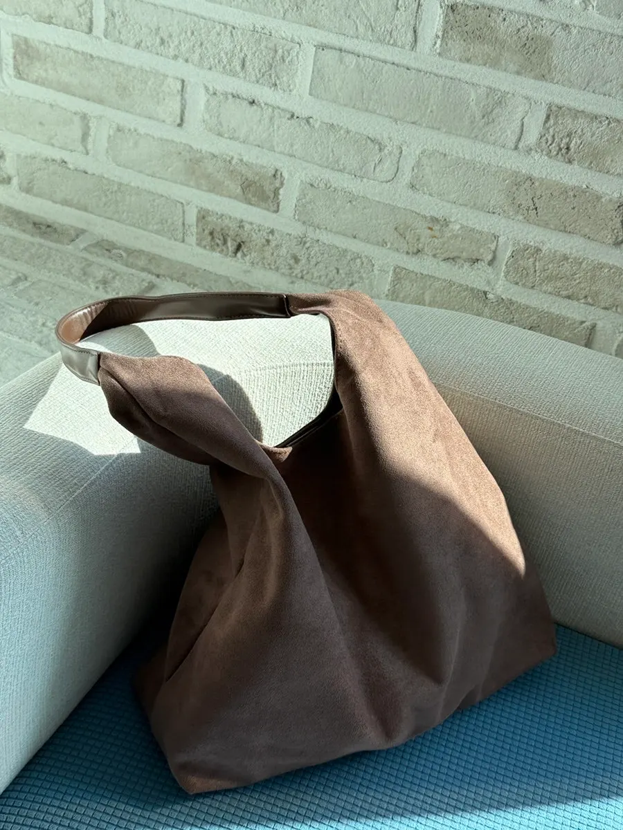 Meda Bag in a subtle color styled with a winter outfit