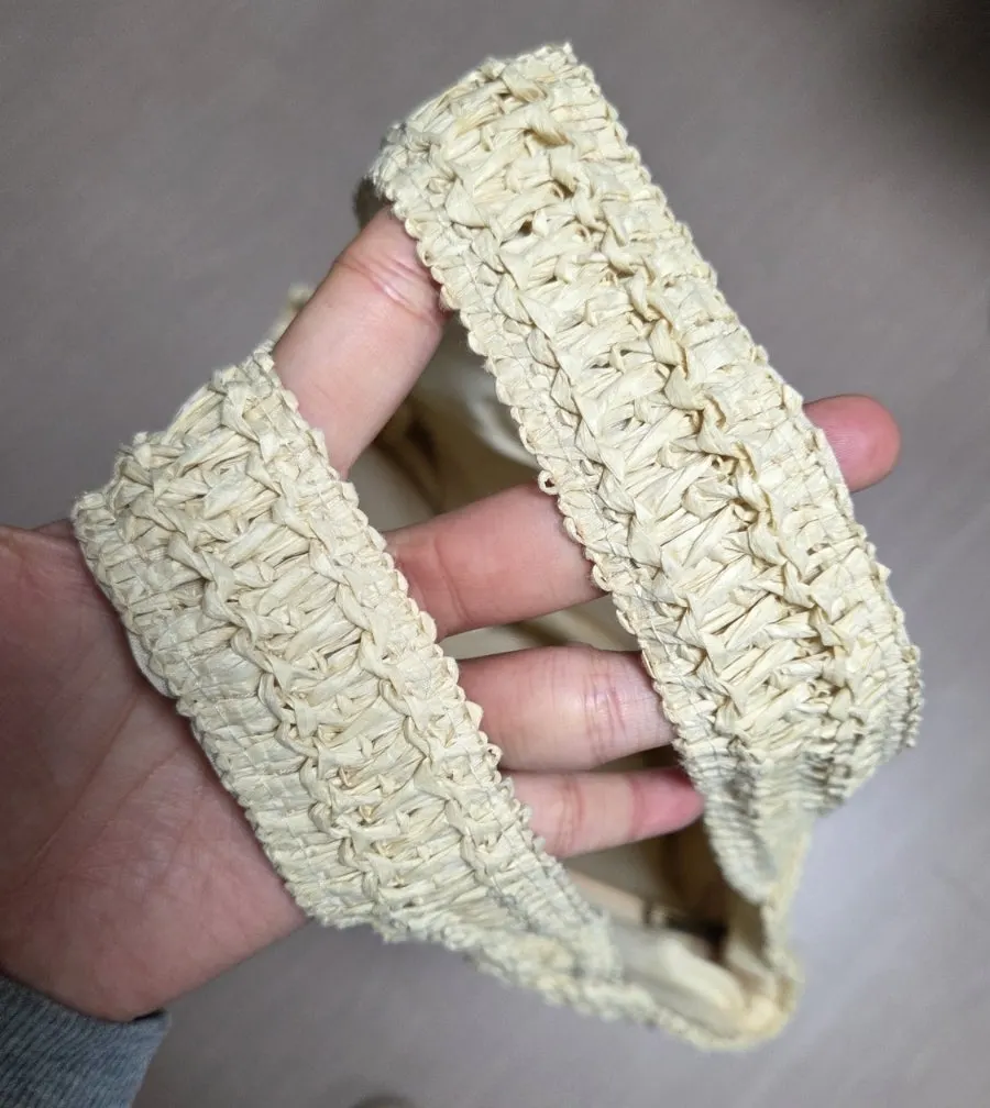 뜨개 형태의 조직감이 있는 베이지 라탄가방