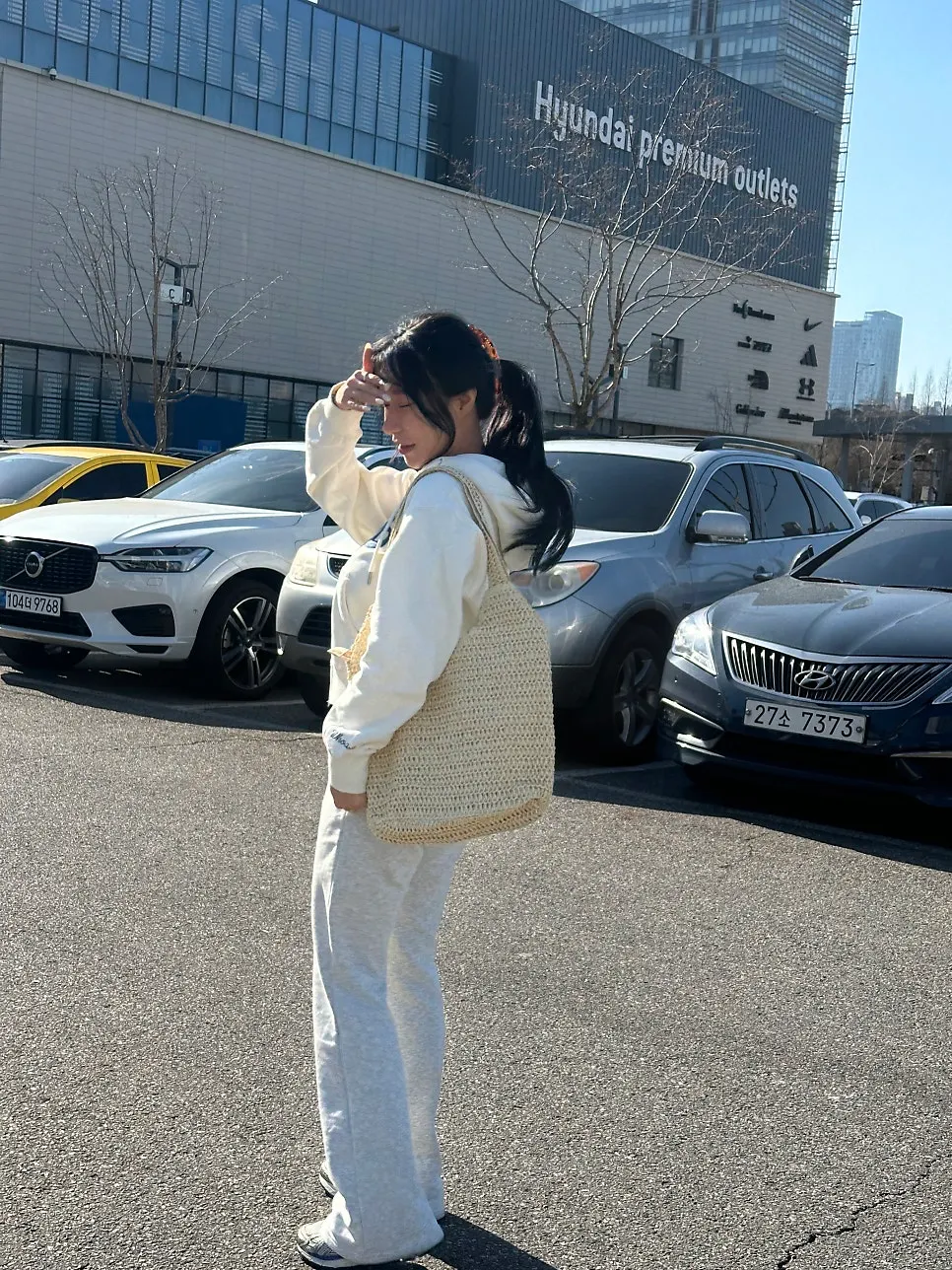 소지품 수납에 활용한 메다백 라탄가방