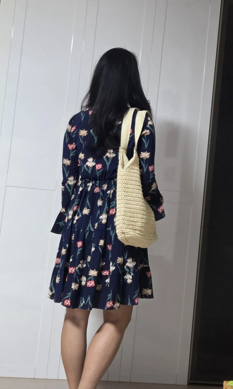 여름 원피스에 매치한 베이지 라탄 숄더백