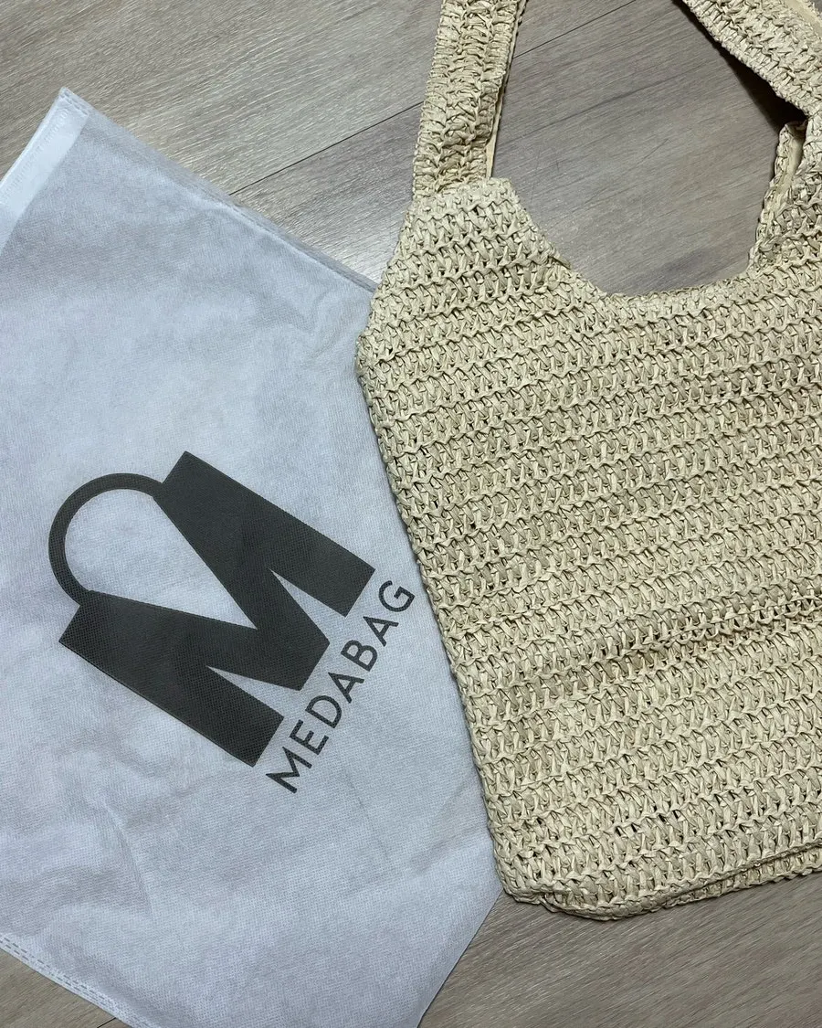 Meda Bag rattan bag worn on the shoulder to check the fit