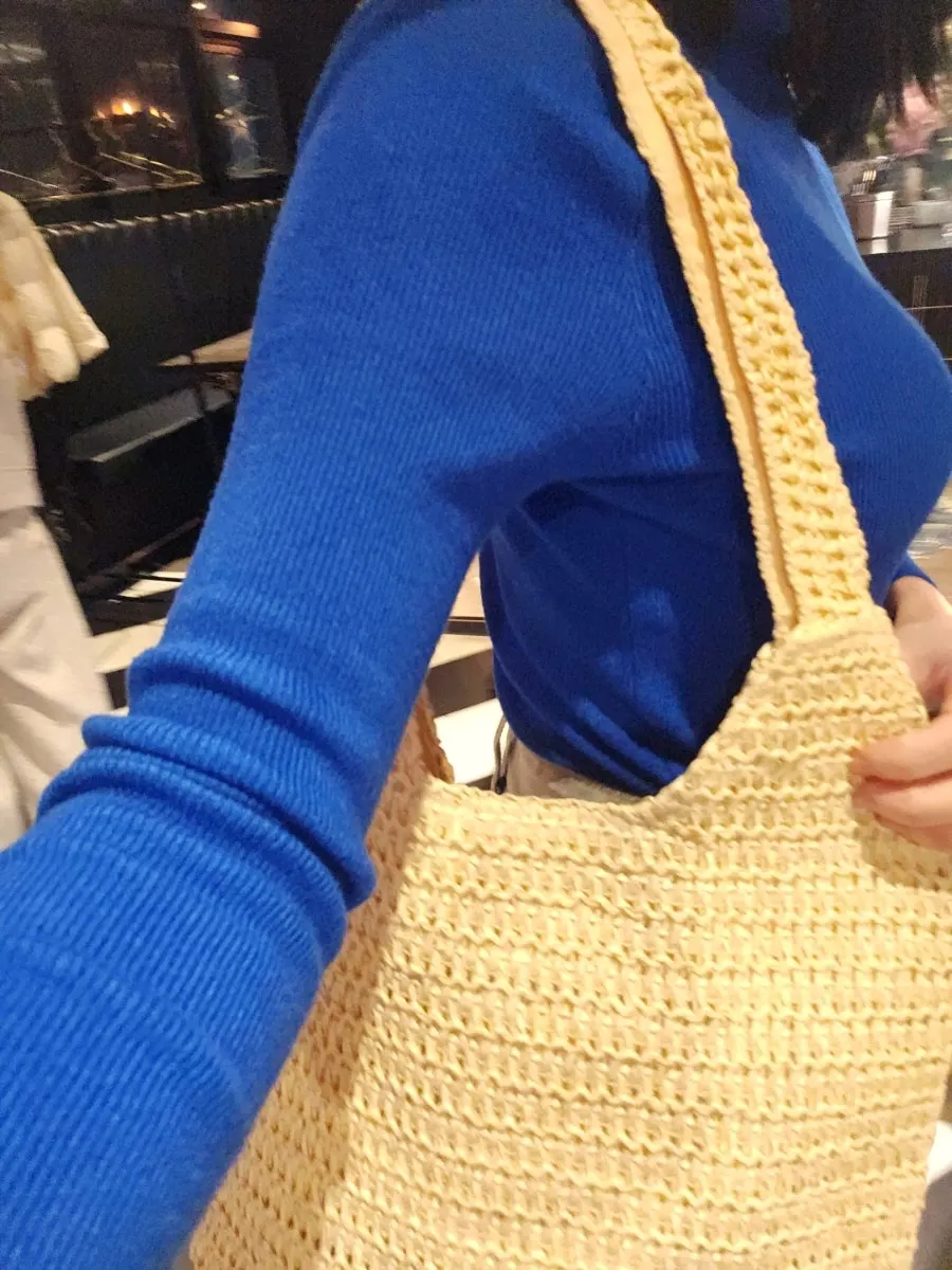 Beige rattan shoulder bag with an inner pocket