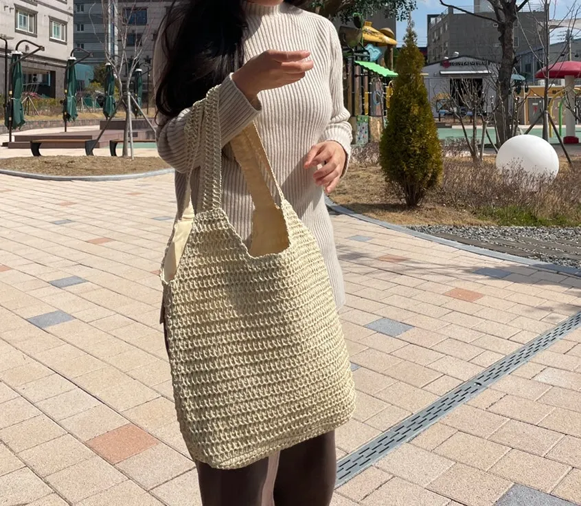 Wearing the Meda Bag rattan bag before a trip